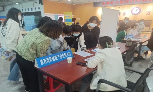 Успешно стартовала ярмарка вакансий в кампусе Shaanxi Qyherb 2023 года